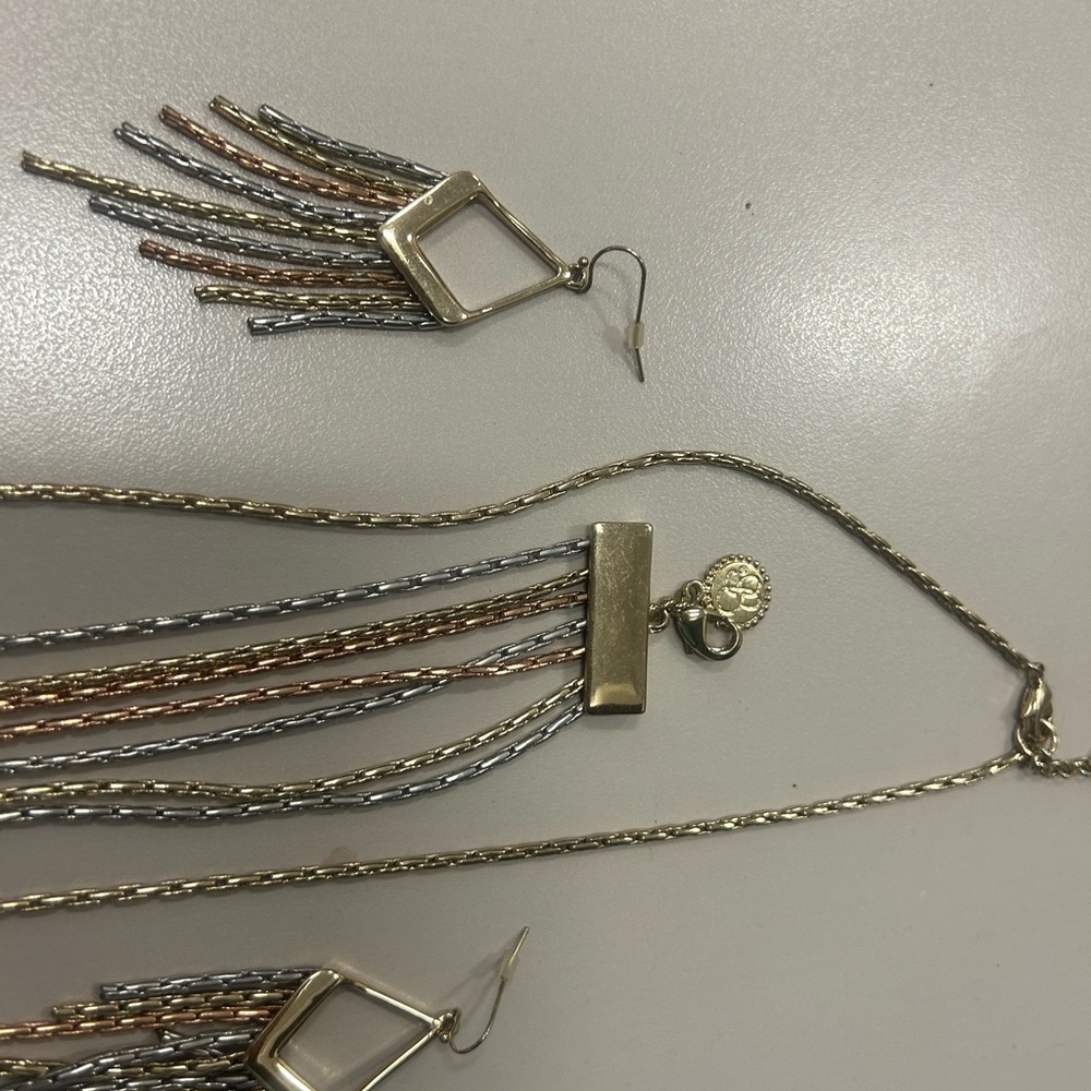 Jessica Simpson fashion jewelry set
PreOwned good condition